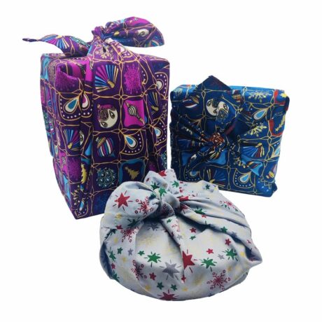 3 cadeaux emballés en furoshiki