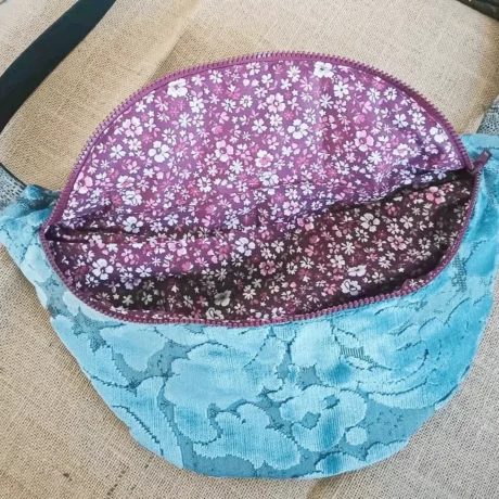 Sac banane upcyclé, velours et coton, ceinture chinée en brocante